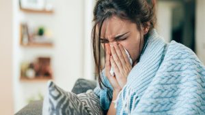 Mulher com sintomas fortes de gripe