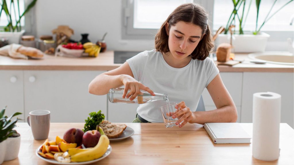 Mulher jovem realizando seu preparo intestinal para fazer colonoscopia