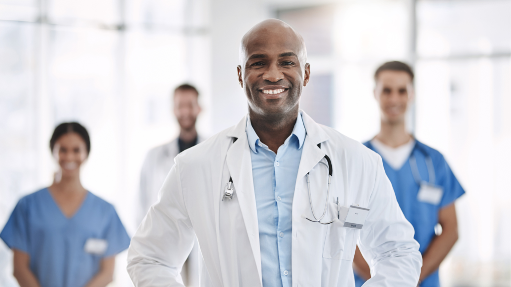 Homem jovem, médico, representando as especialidades médicas