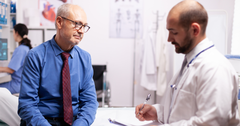 Médico explicando a importância dos exames preventivos do câncer de próstata para a saúde masculina durante o Novembro Azul