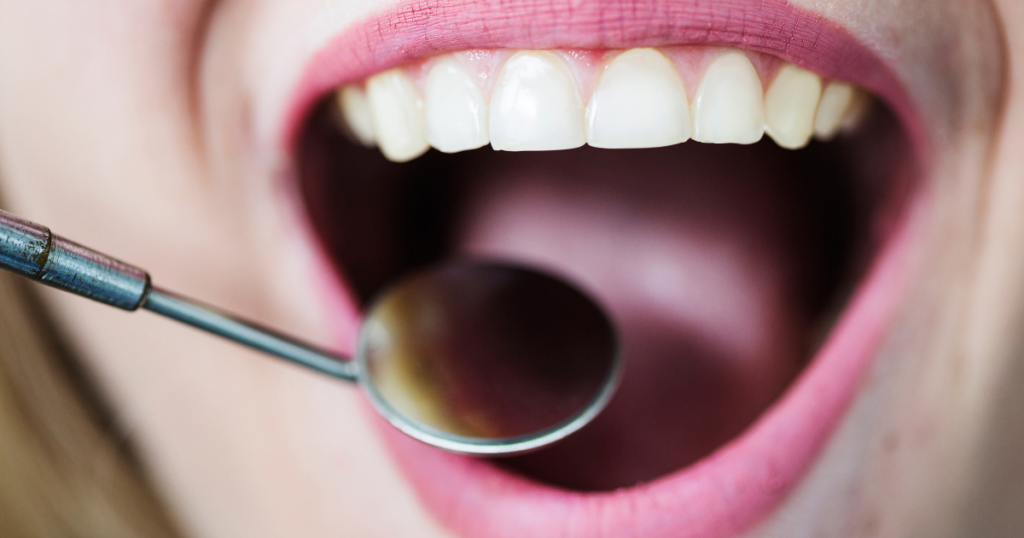 Profissional de saúde explicando como sinais na boca podem indicar doenças digestivas.