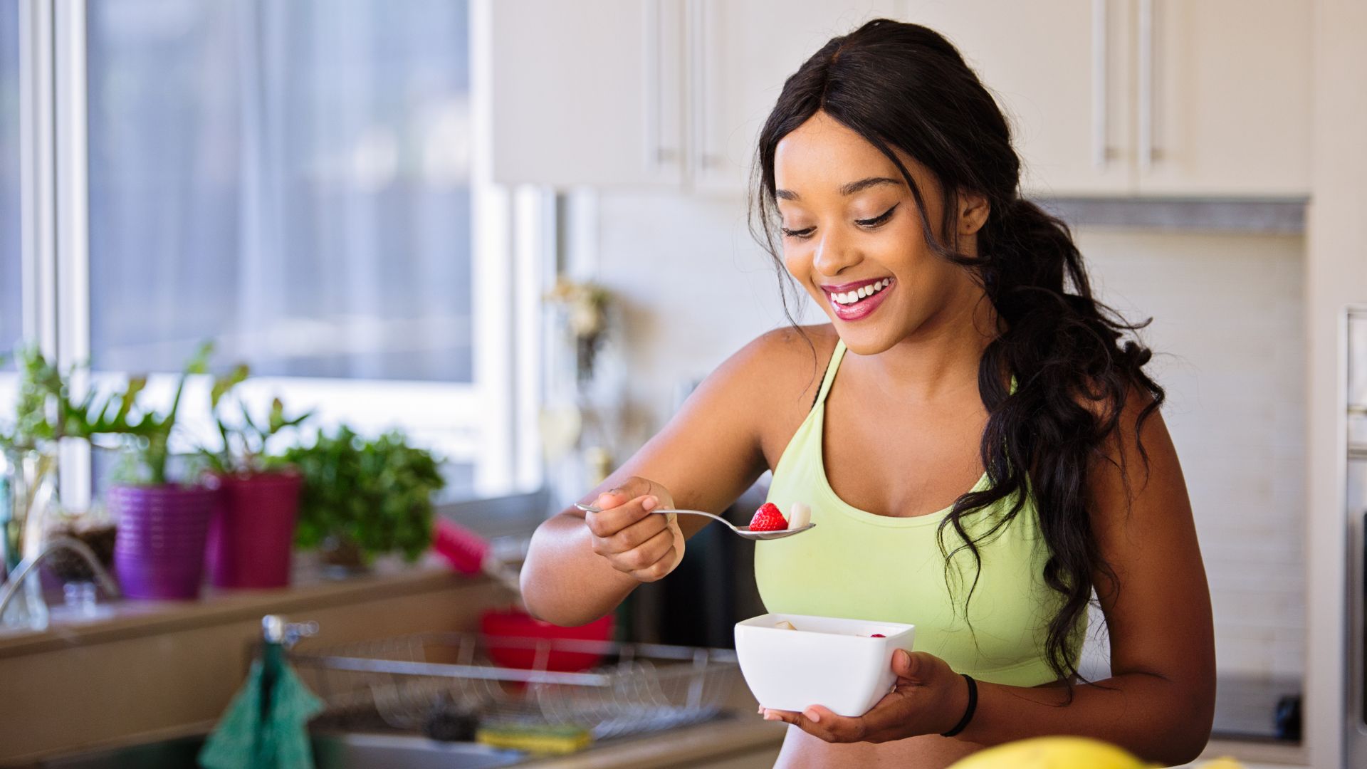 Mulher consumindo alimentos ricos em fibras, prebióticos e probióticos para a saúde intestinal