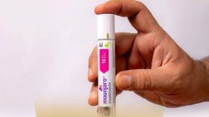 Paciente segurando caneta aplicadora de Mounjaro utilizada no tratamento do diabetes tipo 2 e obesidade com acompanhamento médico.