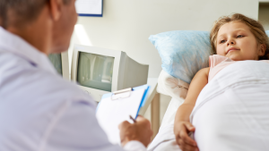 Médico conversando com paciente criança para realizar uma endoscopia infantil
